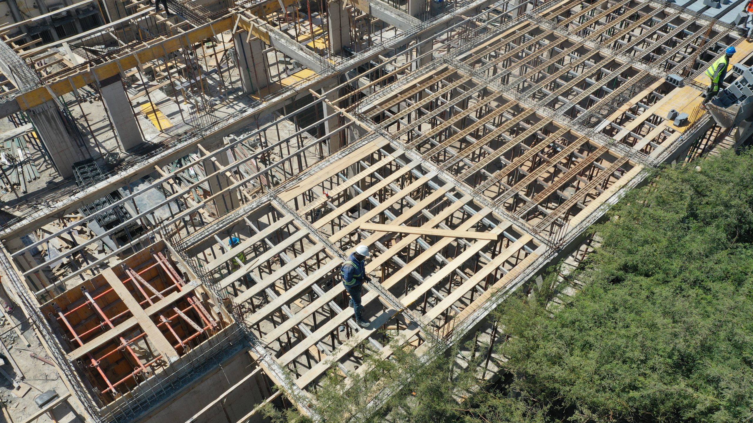 Vue aérienne par drone d'un chantier GTS - coulage de dalle en cours à l'UCAD